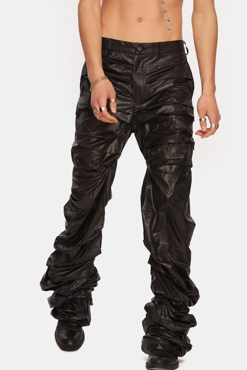 Trousers with side pockets and front zipper. Regular fit with ruched details along the feet. Water repellant.