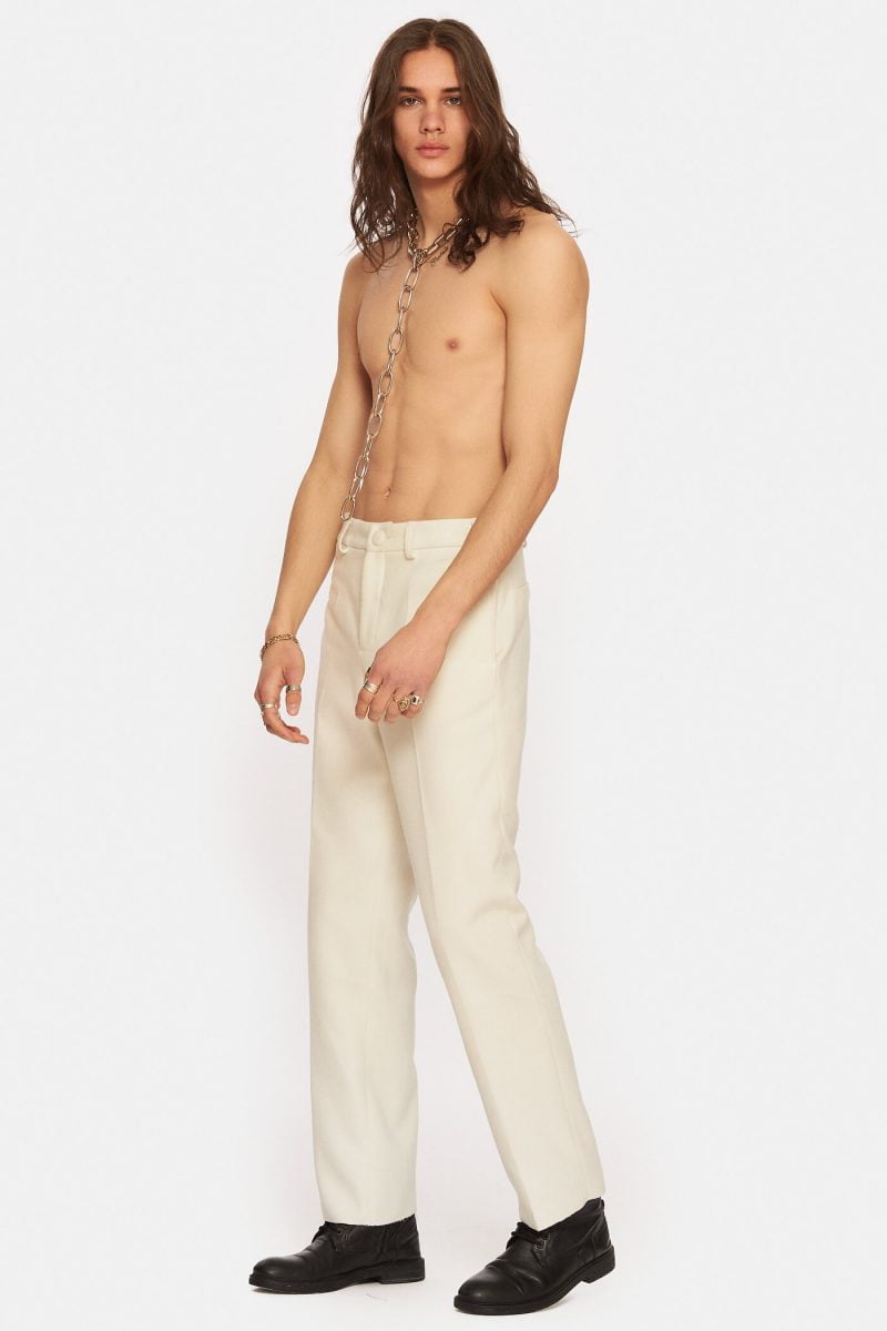 Trousers with side pockets. High waist. Regular fit.