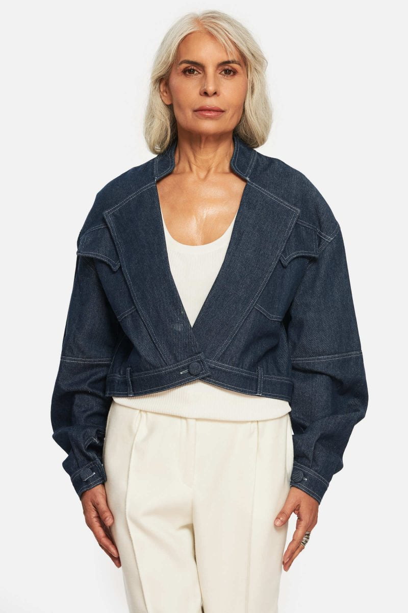 Oversized jacket with dropped shoulder. Made out of dark blue denim. Two front pockets. Relaxed and roomy.