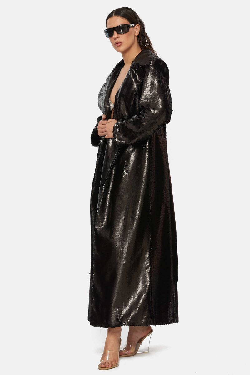 Oversized sequined coat with oversized lapel. Interior pockets. Fully lined.