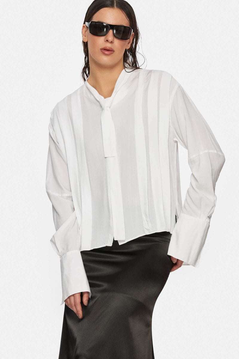 Cotton shirt with oversized pleats. Dropped shoulder. Long collar that you can tie it into a tie.