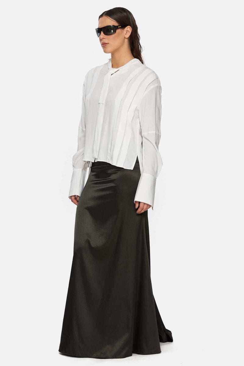 Cotton shirt with oversized pleats. Dropped shoulder. Long collar that you can tie it into a tie.