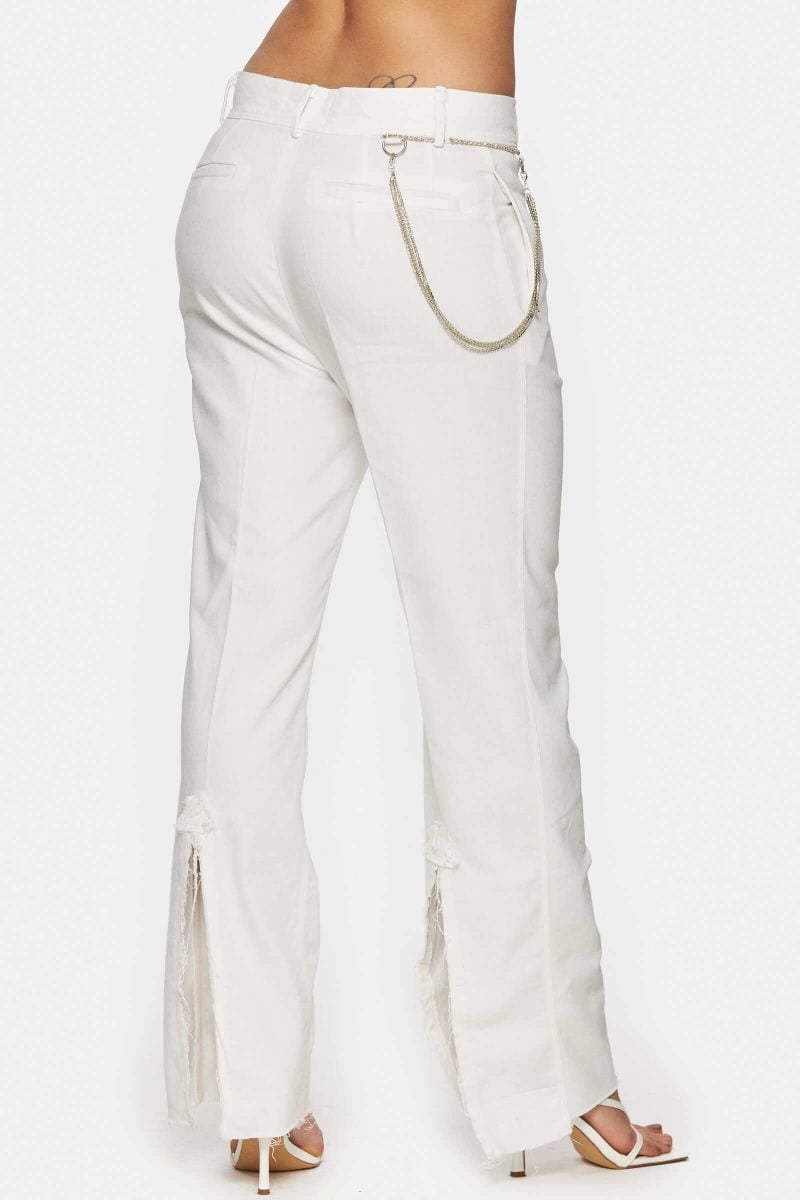 High waisted trousers made out of white denim. Front zipper and side pockets. Crystal details under the  waistband.